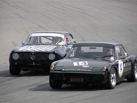 Nærkamp mellem Nikolaj Maarslet Madsen (Porsche) og Tommy Kjehr (Alfa Romeo)